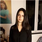 Studentessa universitaria impartisce ripetizioni a studenti delle elementari, medie e liceo
